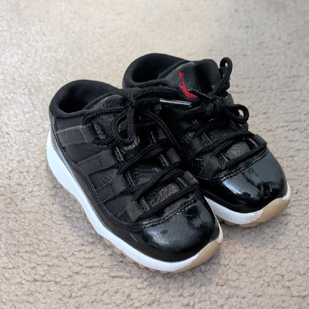 Jordan Kids Low-Top Patent Leather Sneakers in Black with White Midsole